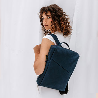 Zu unseren Rucksäcken gehören Daypacks und Wickelrucksäcke.