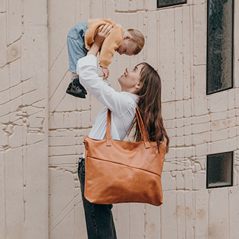 Zu unseren Wickeltasche gehört auch eine Aufhängung für den Kinderwagen.