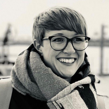 Lissi hat sich für die Handytasche IRA in der Farbe steingrau entschieden.