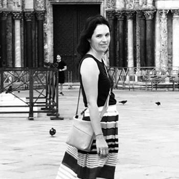 Sandra hat sich für die Umhängetasche IDA in der Farbe hellbraun entschieden.