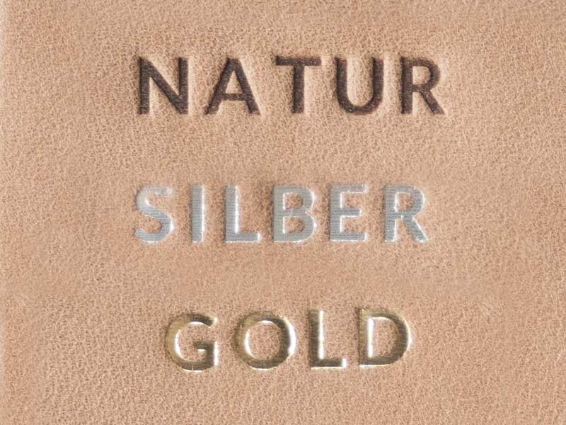 Beispiel wie eine Prägung auf hellbraunem Leder aussieht