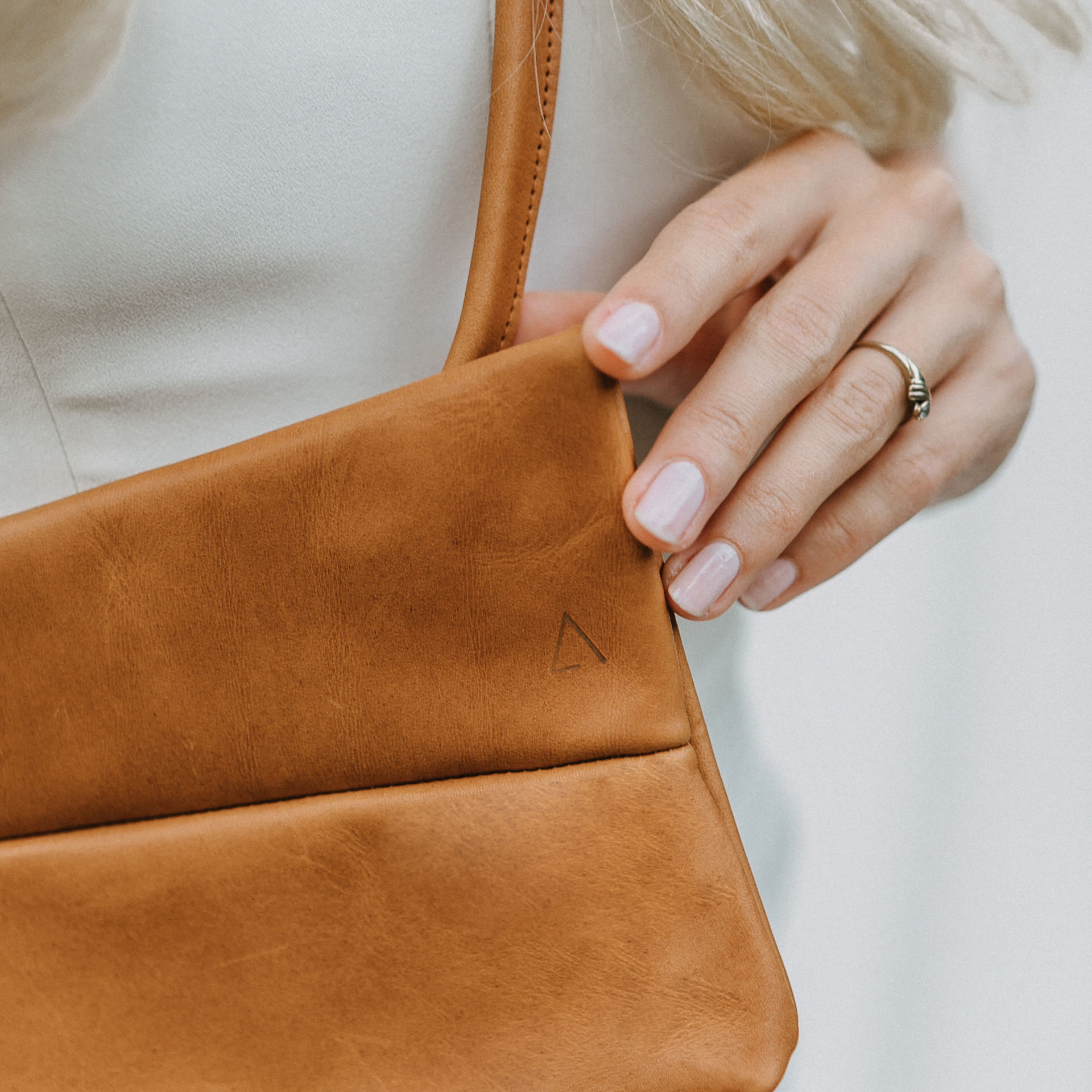 Detail von 3 in 1 Tasche Isa in cognac geöltem Naturleder