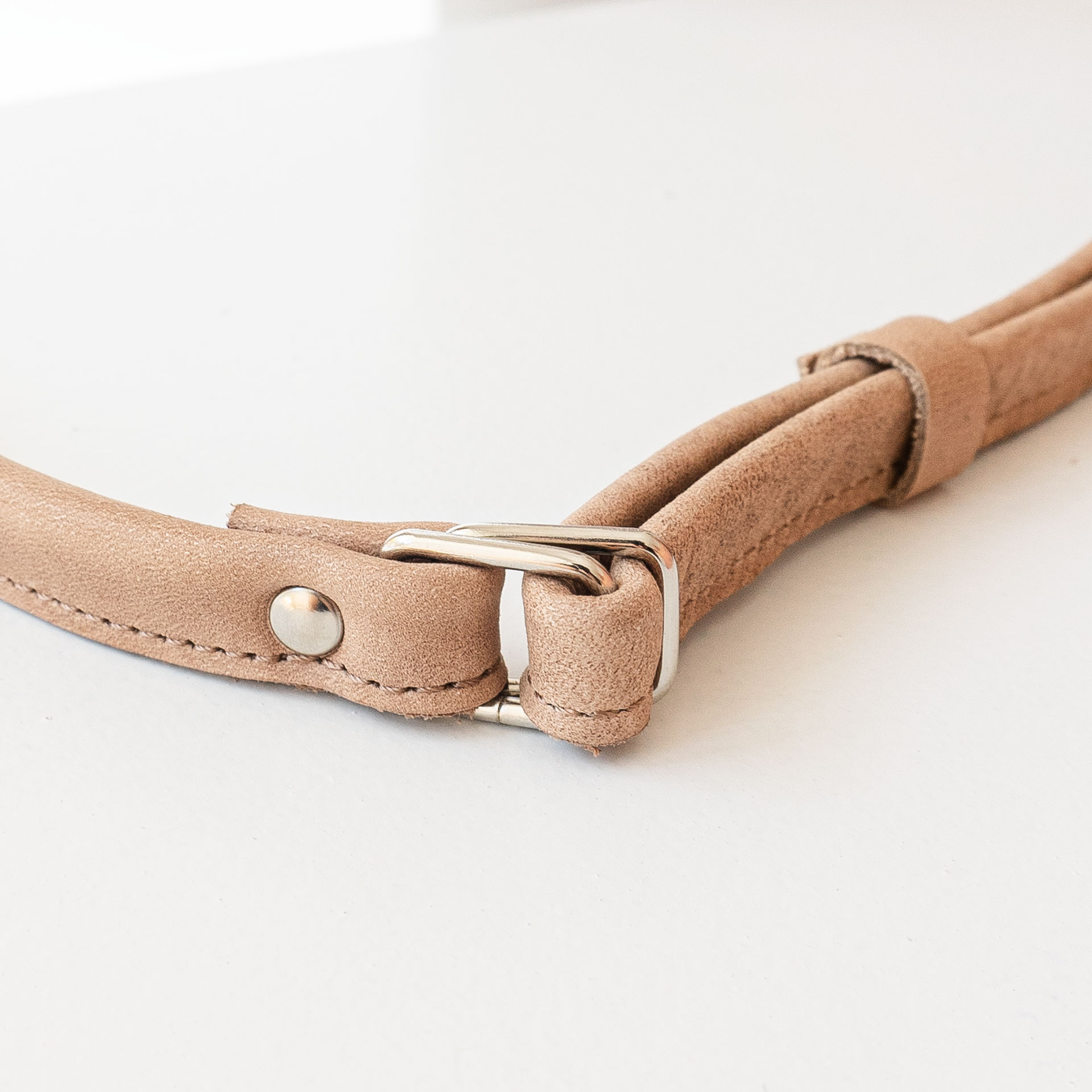 Detailansicht des verstellbaren Trägers der Umhängetasche ISA aus Naturleder in Hellbraun