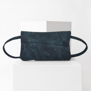 3-in-1-Tasche ISA aus nachhaltigem Naturleder in Dunkelblau mit dezenter Logoprägung und verstellbarem Träger