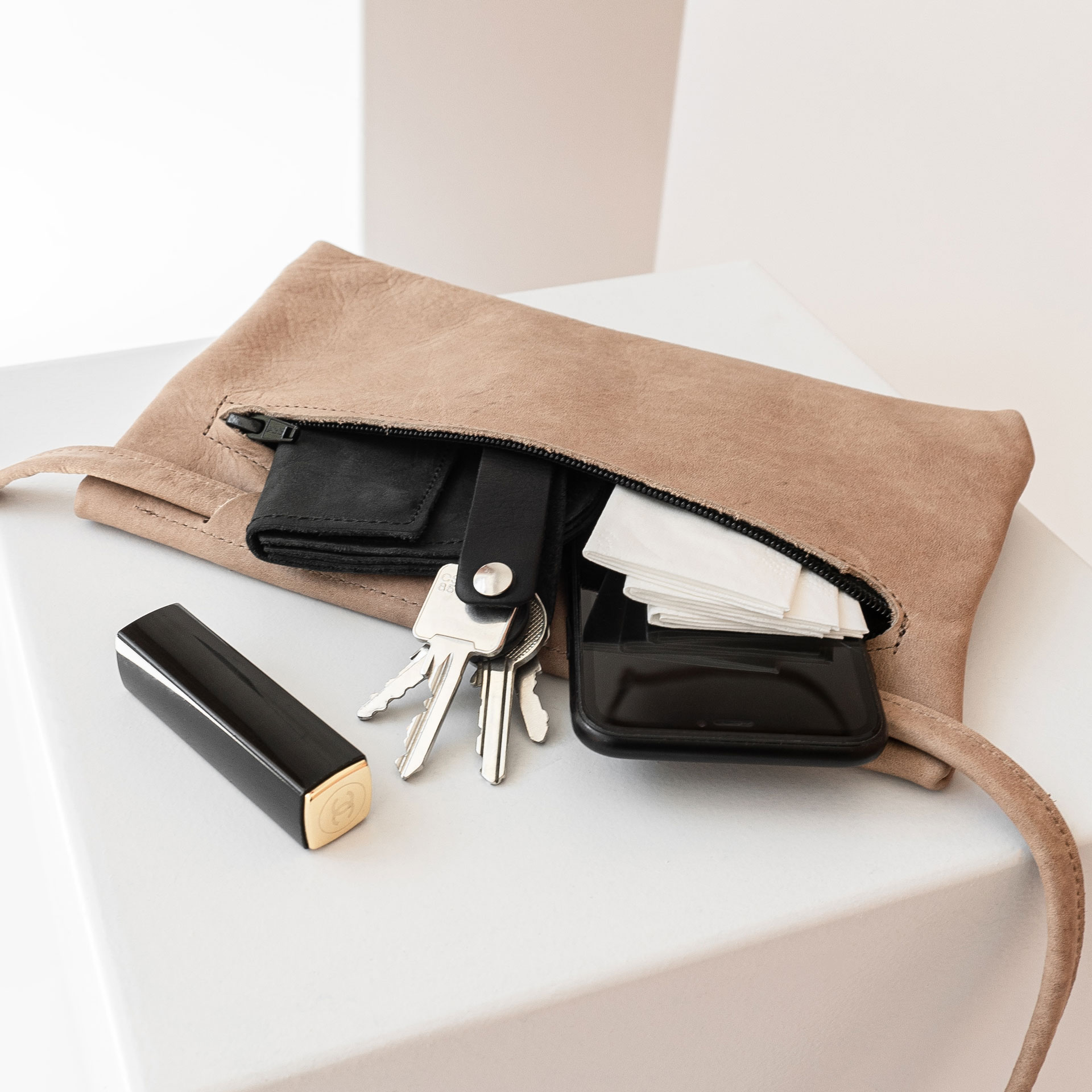 3-in-1-Tasche ISA aus nachhaltigem Naturleder in Hellbraun mit Platz für Handy, Schlüssel, Lippenstift, Taschentücher und ein kleines Portemonnaie
