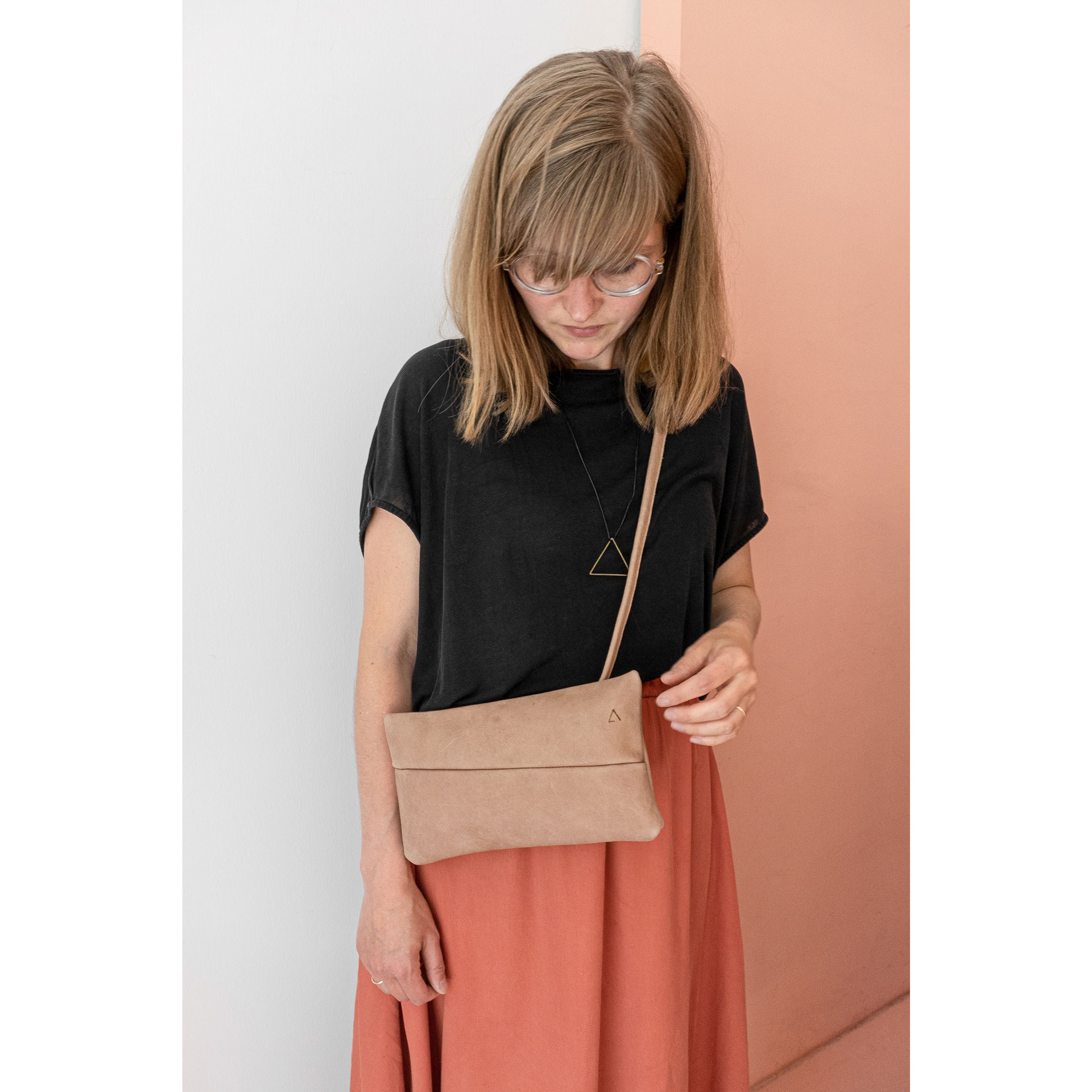 Die 3-in-1-Tasche ISA kannst du in drei Varianten tragen: als Umhängetasche, als Cross-Body-Bag oder als Clutch ohne Träger