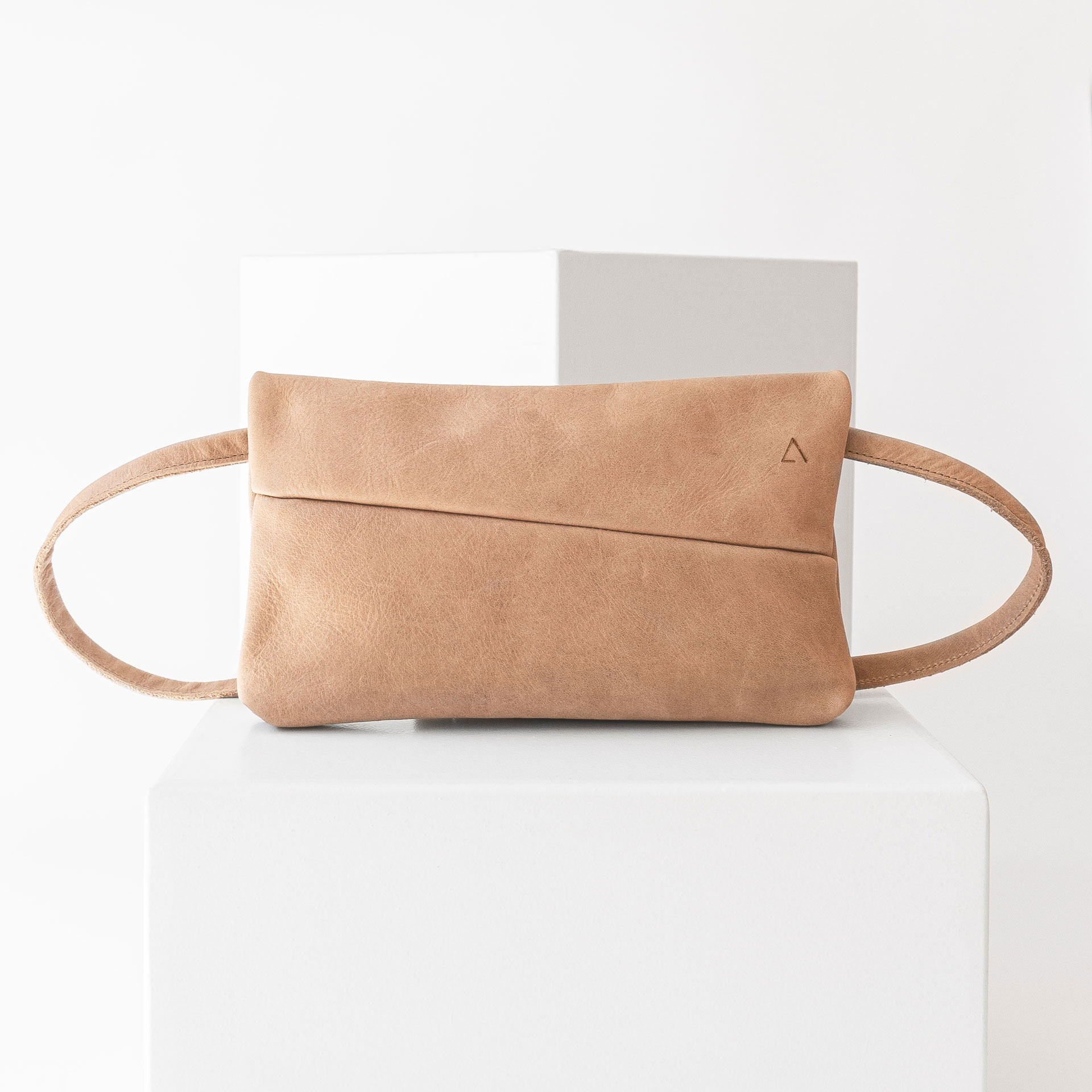 3-in-1-Tasche ISA aus nachhaltigem Naturleder in Hellbraun mit dezenter Logoprägung und verstellbarem Träger