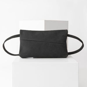 3-in-1-Tasche ISA aus nachhaltigem Naturleder in Kohle mit dezenter Logoprägung und verstellbarem Träger