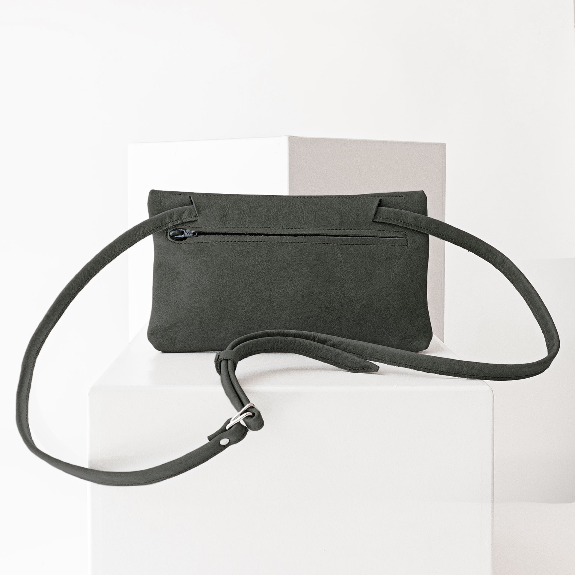 Rückseite der Umhängetasche ISA aus Naturleder in Steingrau mit verstellbarem Träger