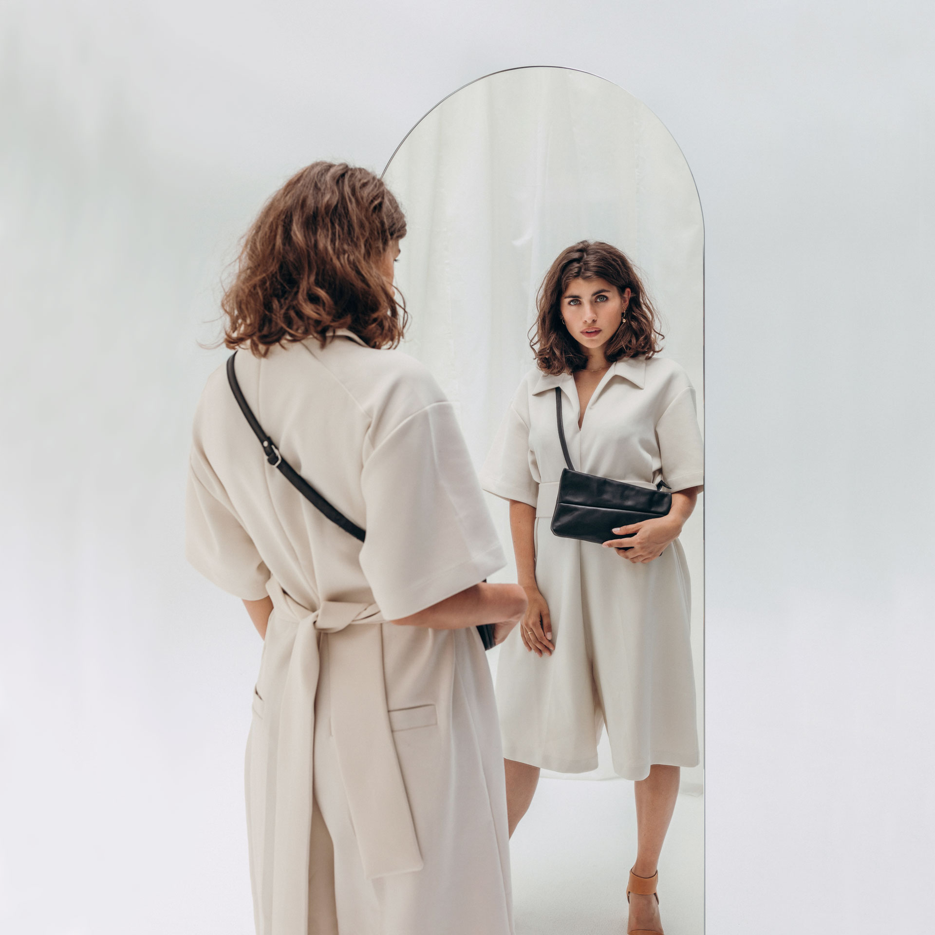 Model mit 3 in 1 Tasche Isa in schwarz geöltem Naturleder