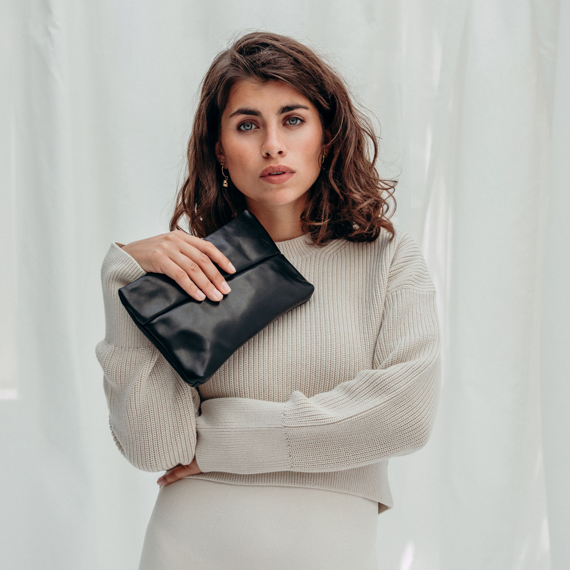 Model Florentina trägt unsere 3-in-1-Modell ISA als Clutch