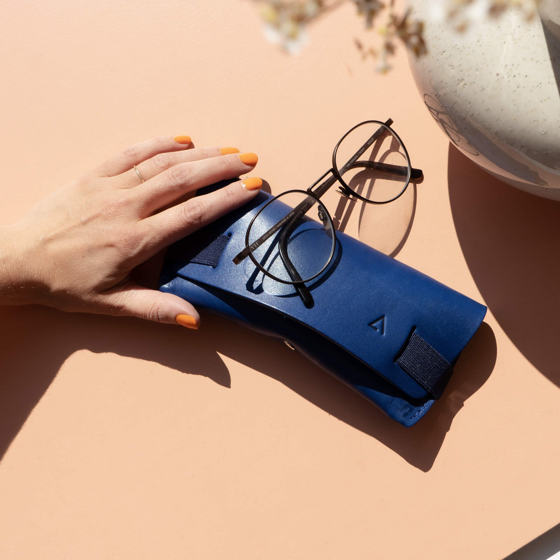 Brillenetui-LUK-Franziska-Klee-Naturleder-Sonnenbrille-Hand-royalblau-q