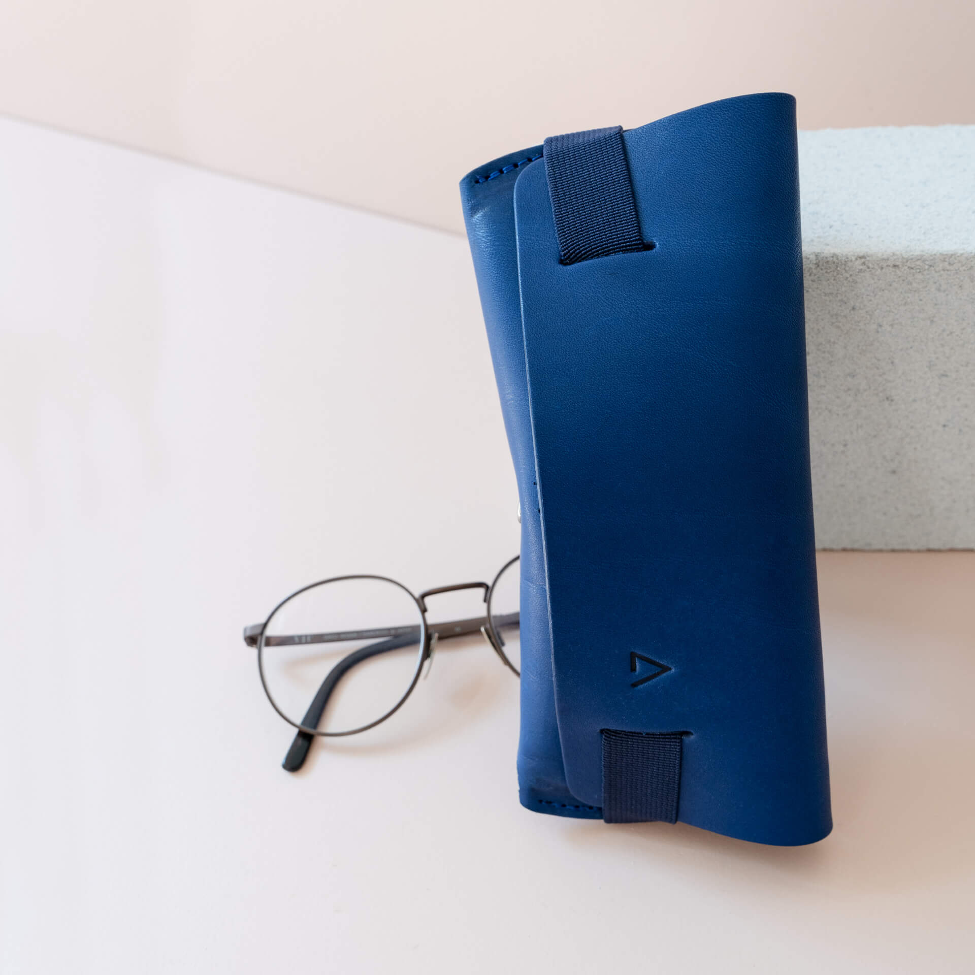 Brillenetui-LUK-Franziska-Klee-Naturleder-Sonnenbrille-front-royalblau-q