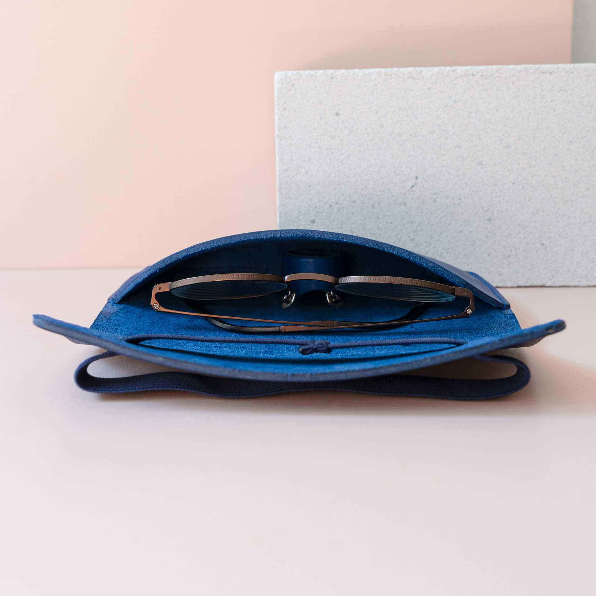 Brillenetui-LUK-Franziska-Klee-Naturleder-Sonnenbrille-innen-royalblau-q