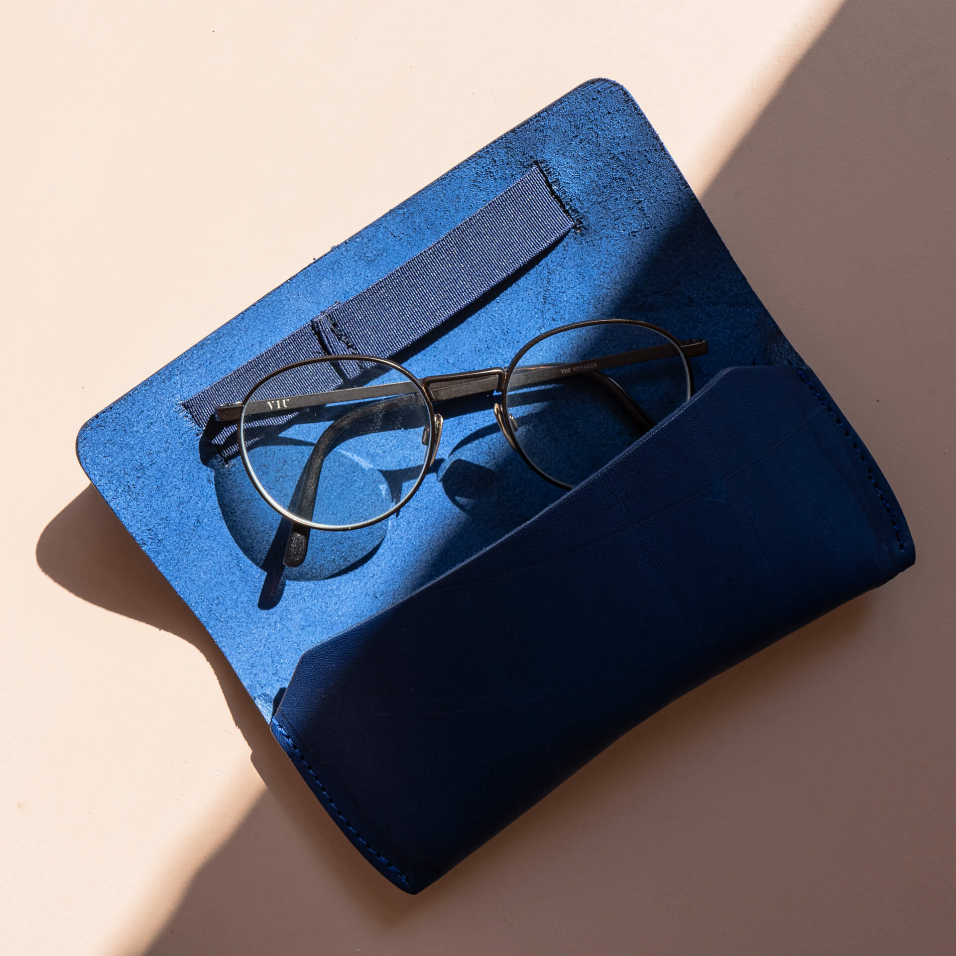 Brillenetui-LUK-Franziska-Klee-Naturleder-Sonnenbrille-offen-royalblau-q