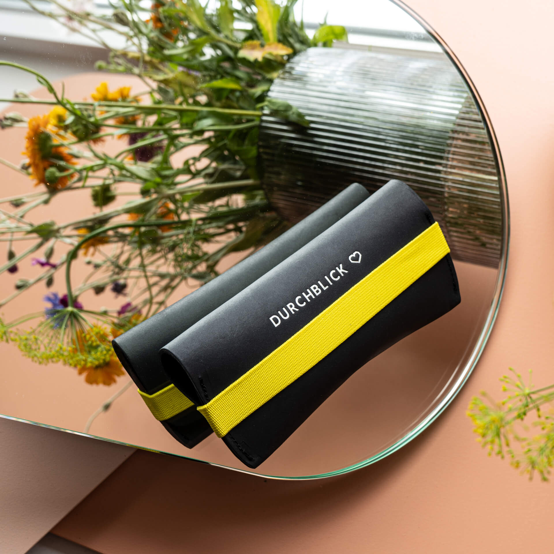 Brillenetui LUK in Kohle mit gelbem Verschlussband Rückseite mit individueller Prägung in Silber