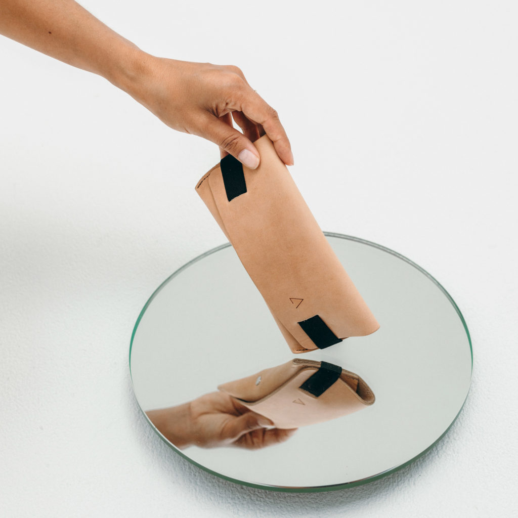 Brillenetui Luk in hellbraun mit schwarzem Band