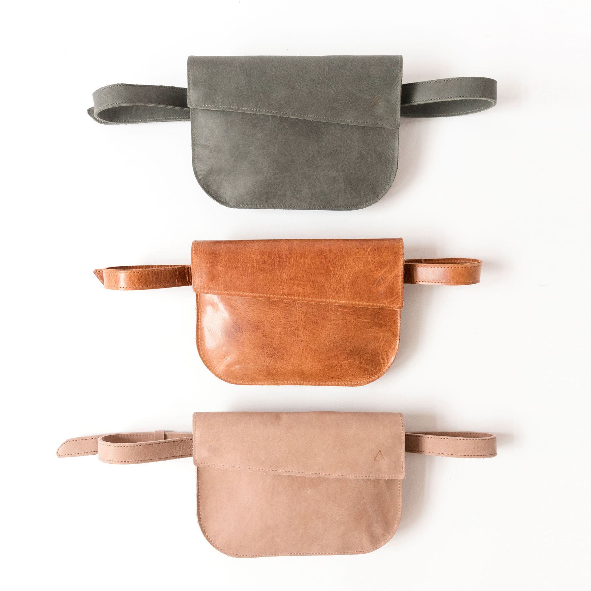 Crossbody Bags TEA in den Farben Steingrau, Cognac geölt und Hellbraun.