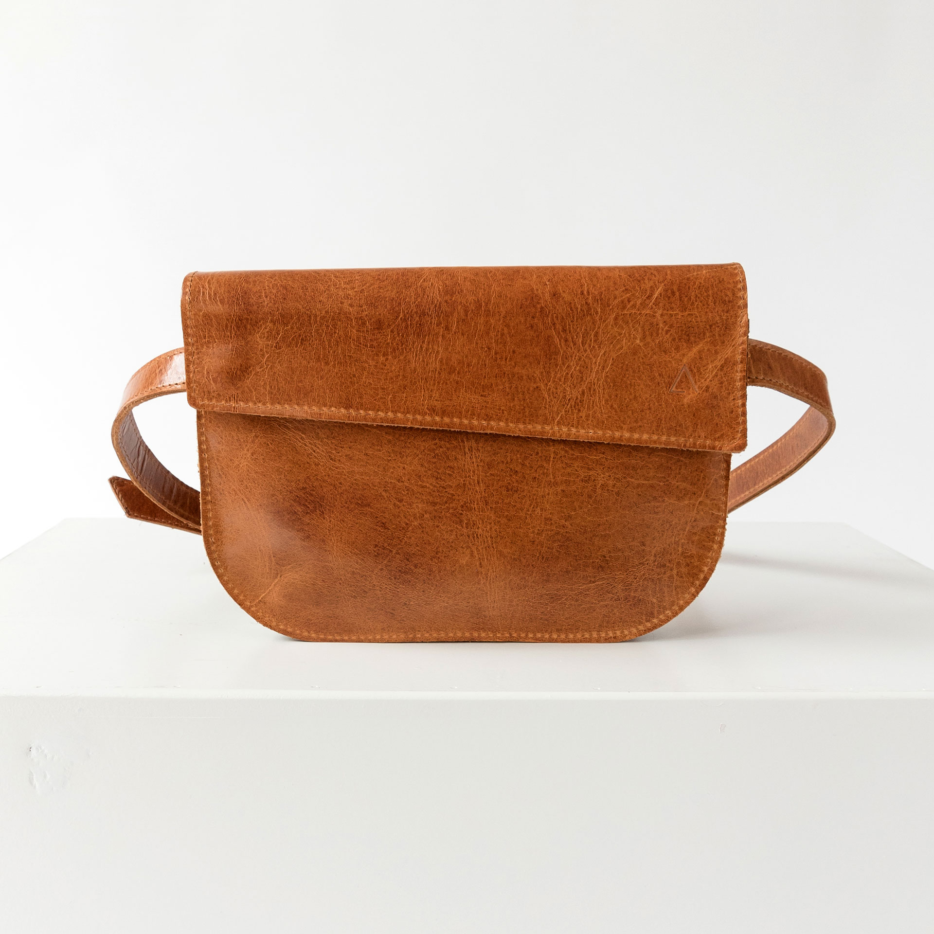 Crossbody Bag TEA in der Farbe Cognac geölt.