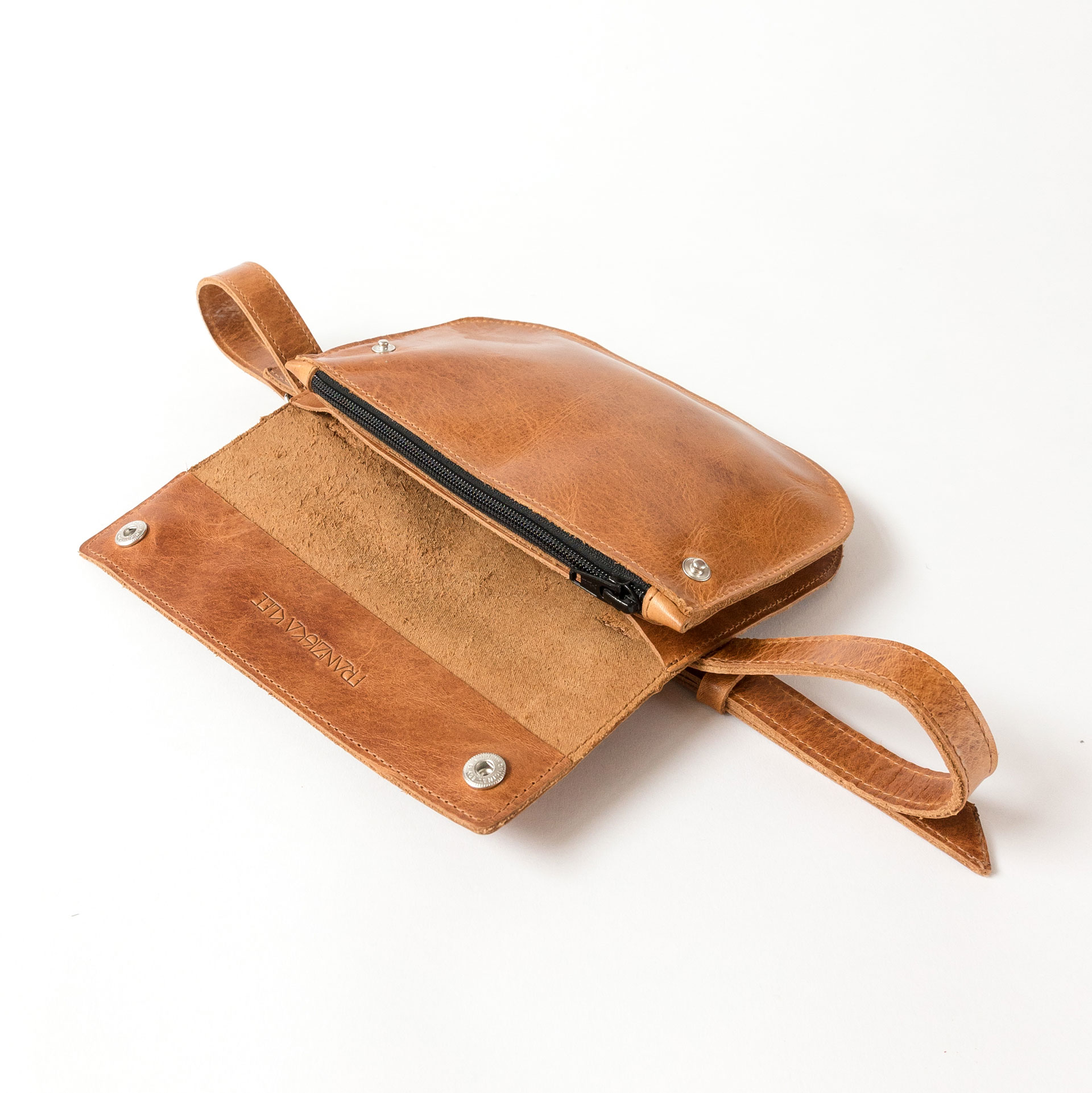 Crossbody Bag TEA in der Farbe Cognac geölt.