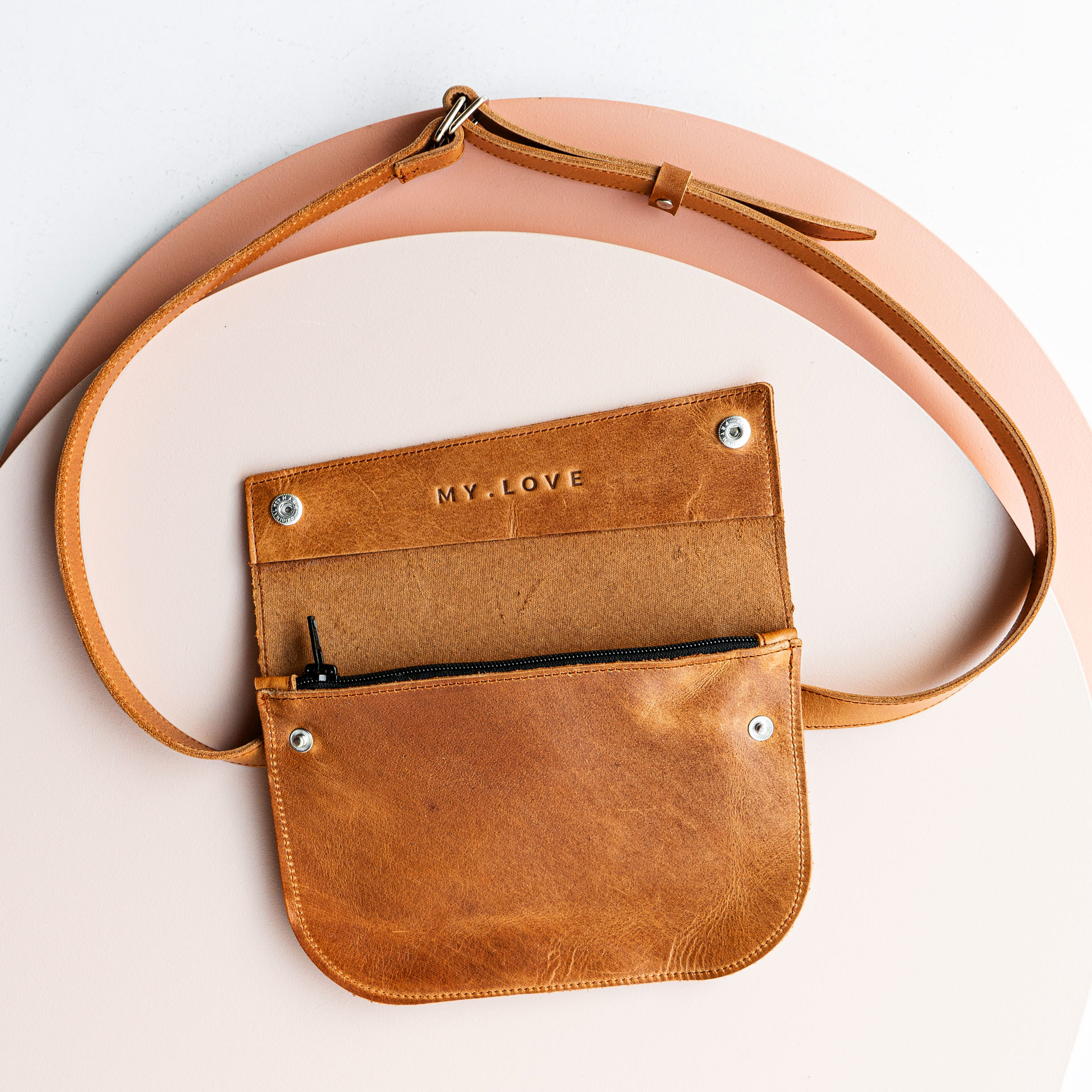 Crossbody Bag TEA in der Farbe Cognac geölt mit Prägung in Natur.