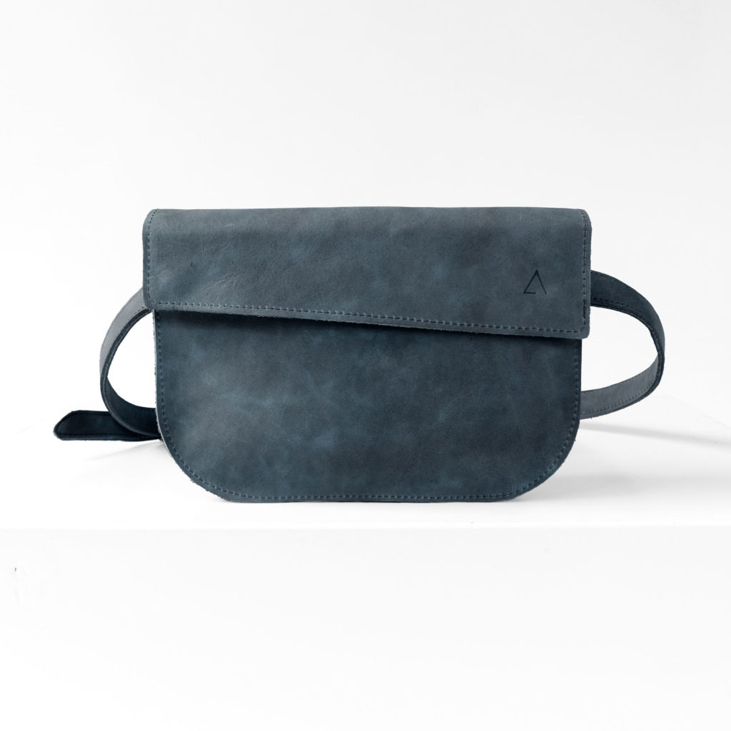 Crossbody Bag TEA in der Farbe Dunkelblau.
