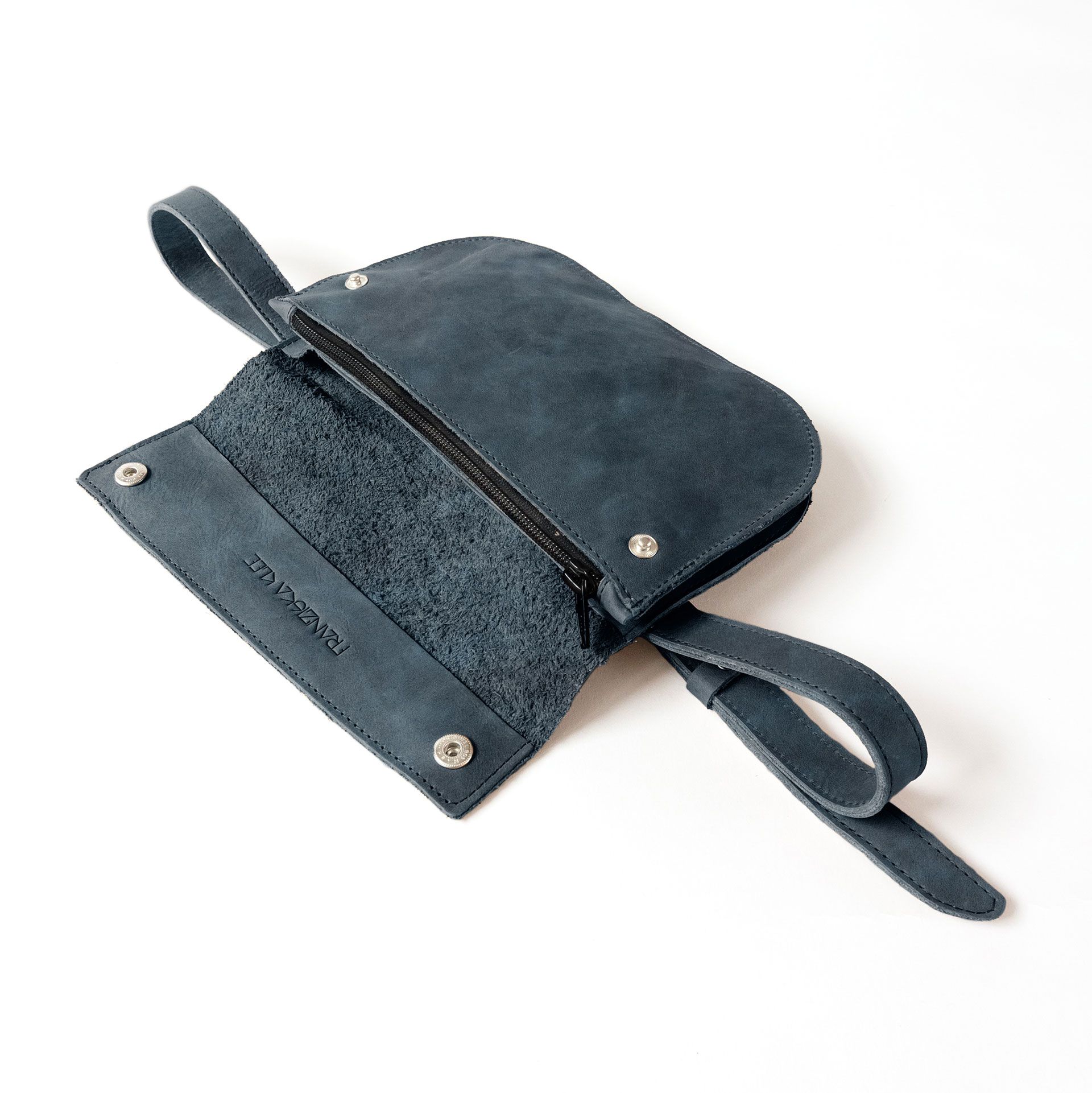 Crossbody Bag TEA in der Farbe Dunkelblau.