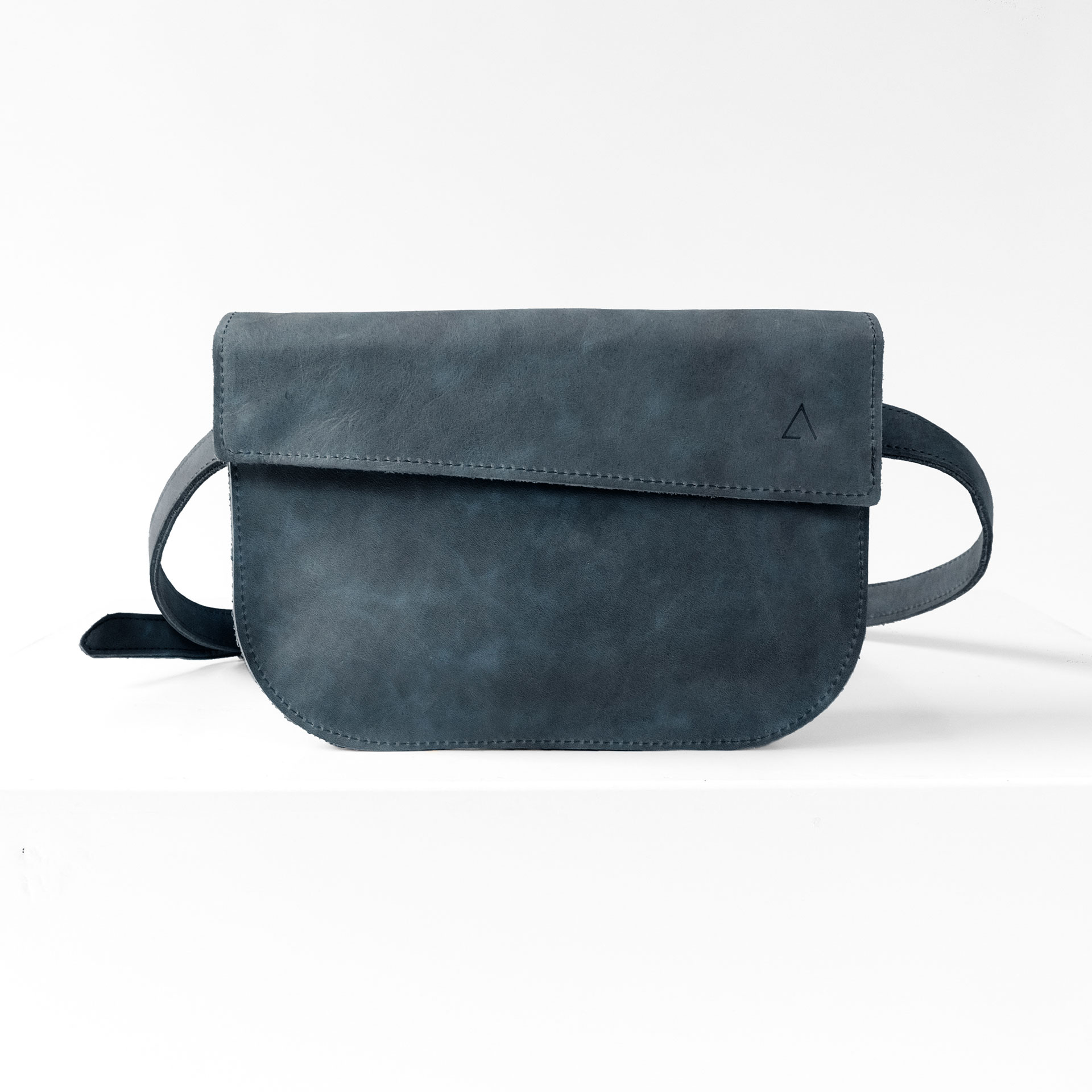 Crossbody Bag TEA in der Farbe Dunkelblau.
