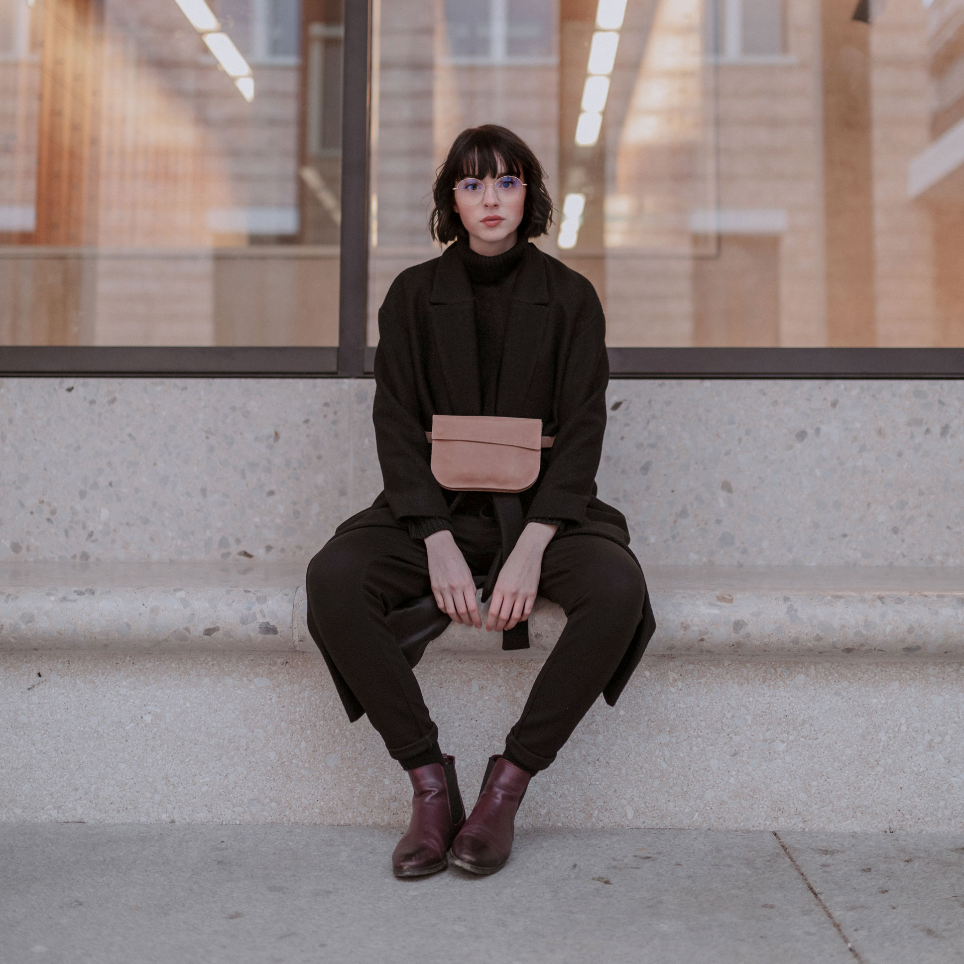 Model trägt Crossbody Bag TEA in der Farbe Hellbraun um die Hüfte.