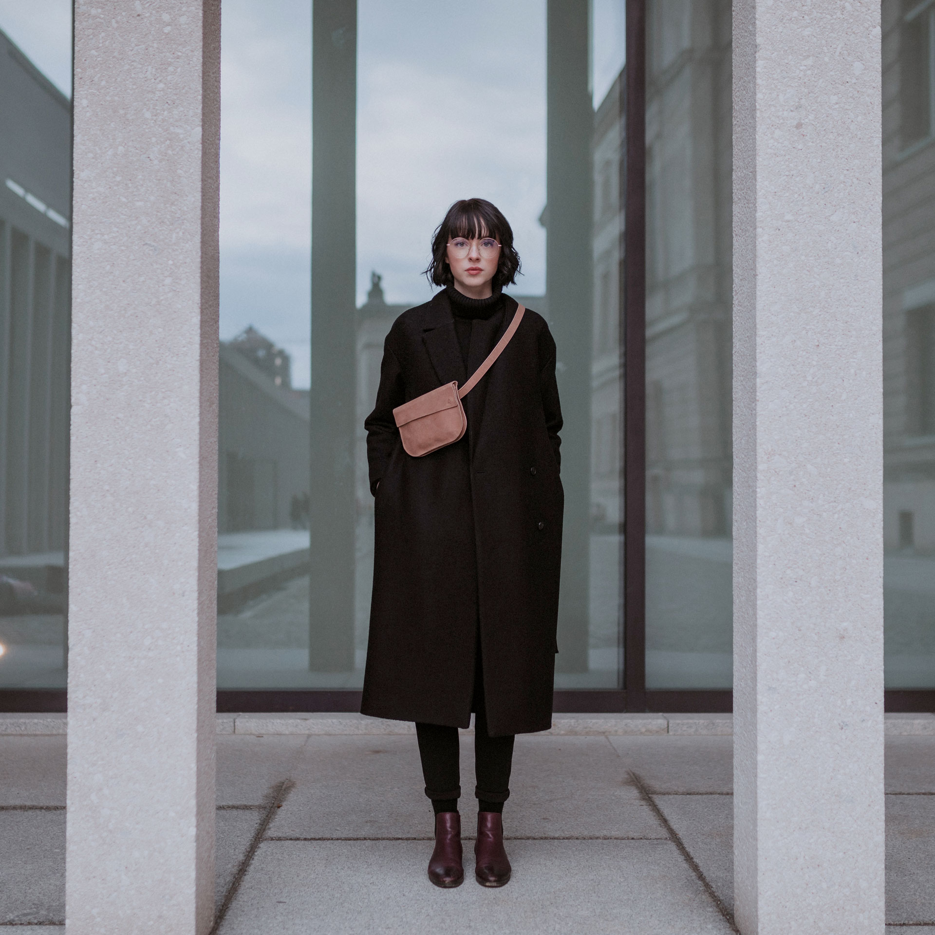 Model trägt Crossbody Bag TEA in der Farbe Hellbraun crossbody.