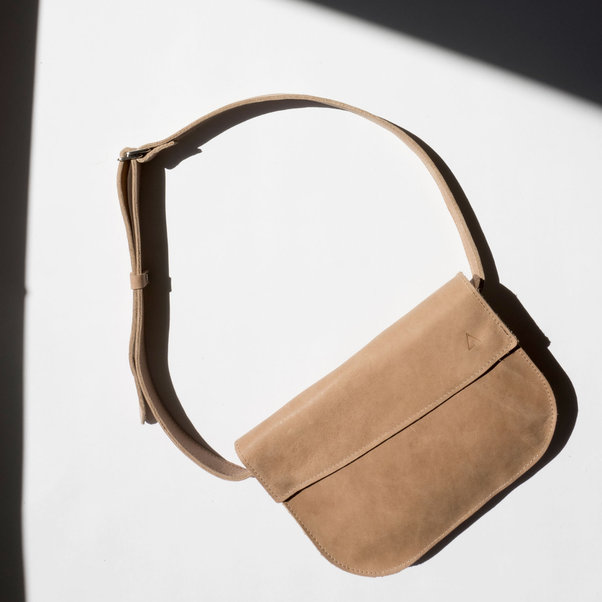 Crossbody Bag TEA in der Farbe Hellbraun.