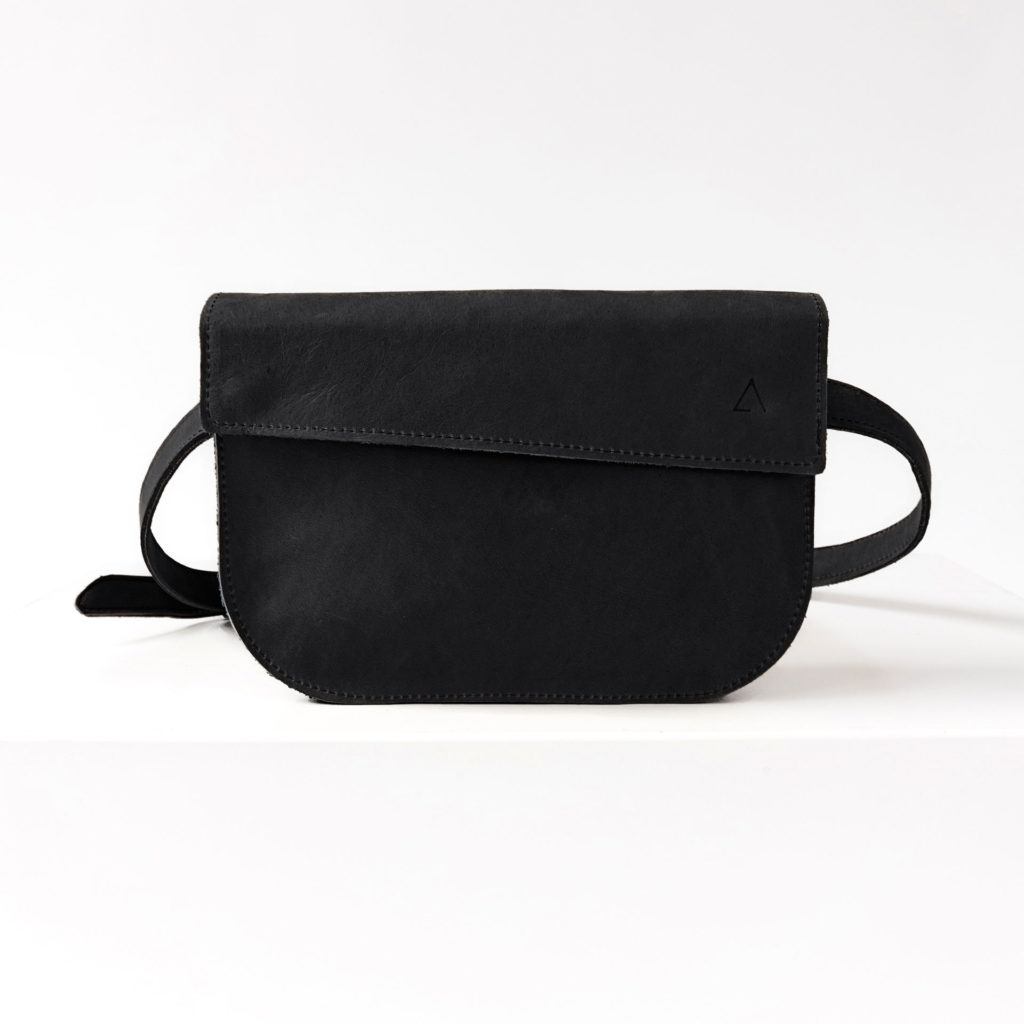 Crossbody Bag TEA in der Farbe Kohle.