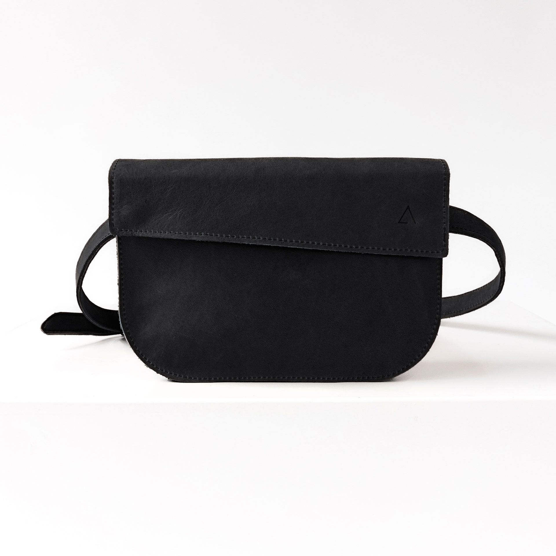 Crossbody Bag TEA in der Farbe Kohle.