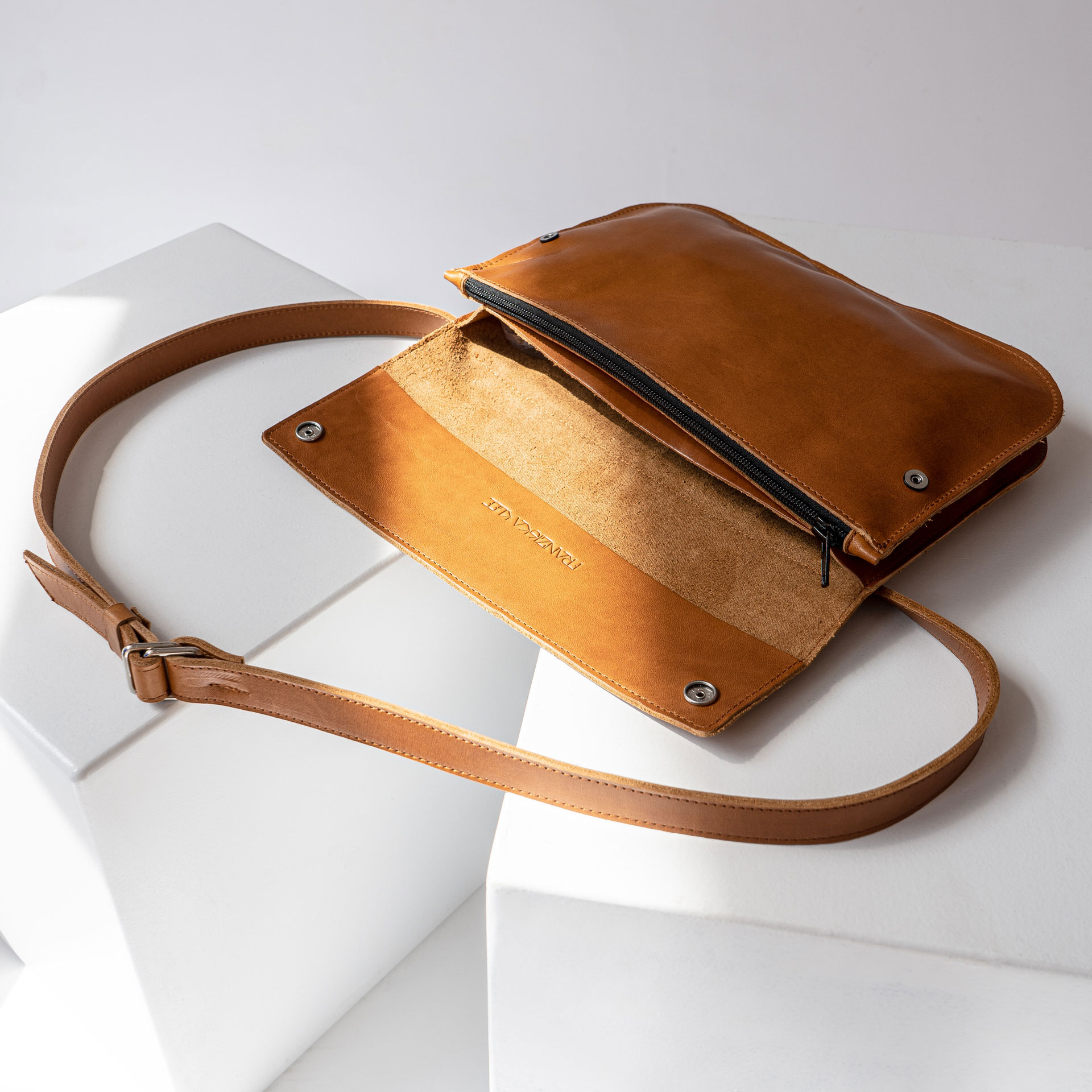 Crossbody Bag Tea Large in Cognac geölt aus nachhaltigem Leder.