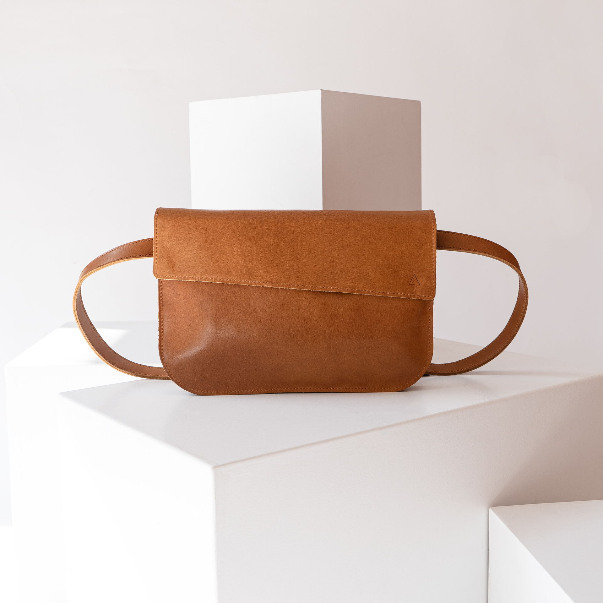Crossbody Bag Tea Large in Cognac geölt aus nachhaltigem Leder.