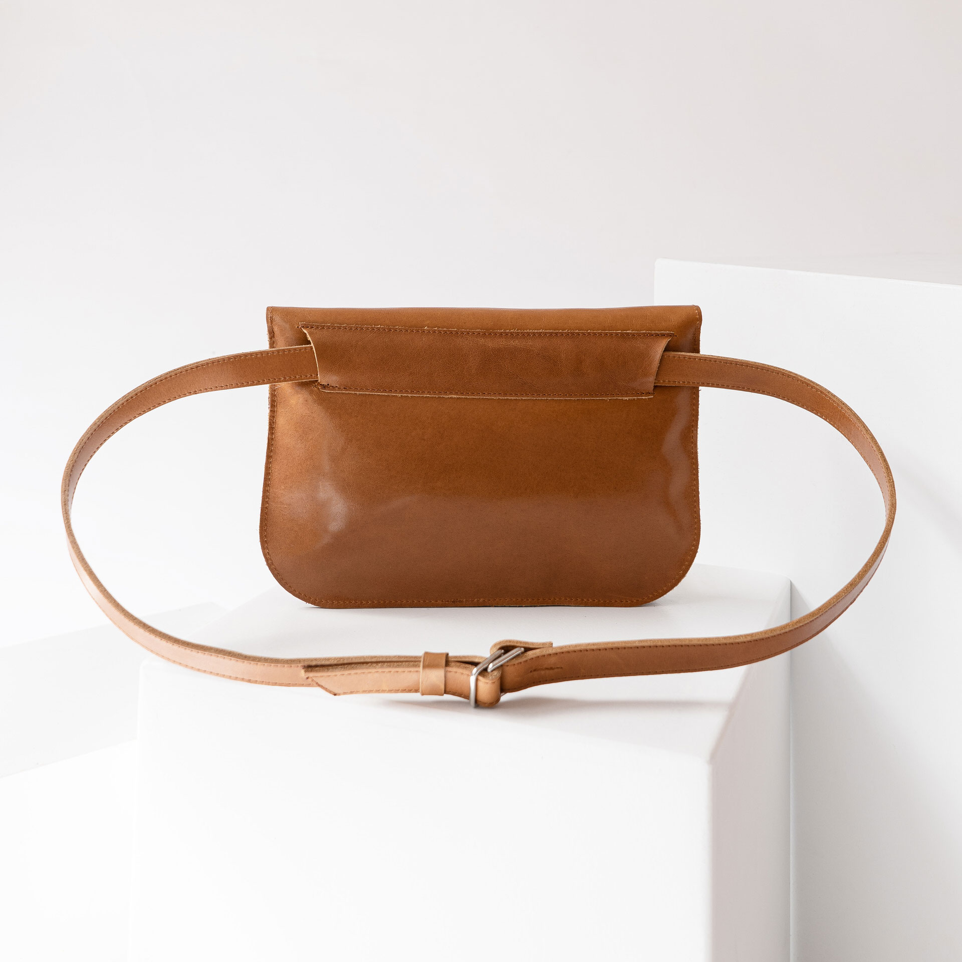 Crossbody Bag Tea Large in Cognac geölt aus nachhaltigem Leder.
