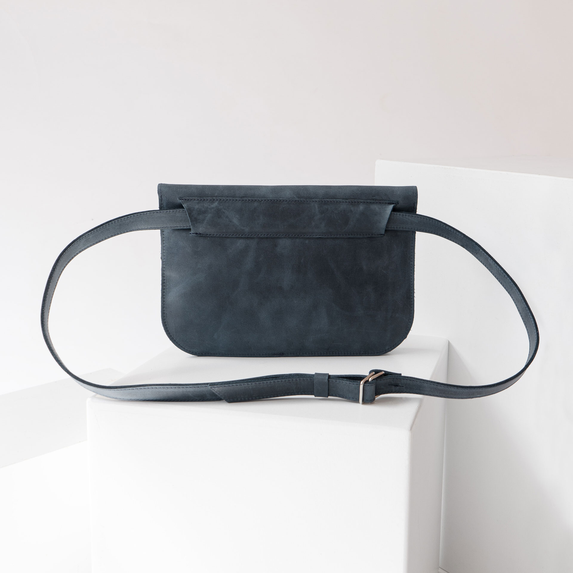 Crossbody Bag TEA in der Farbe Dunkelblau.