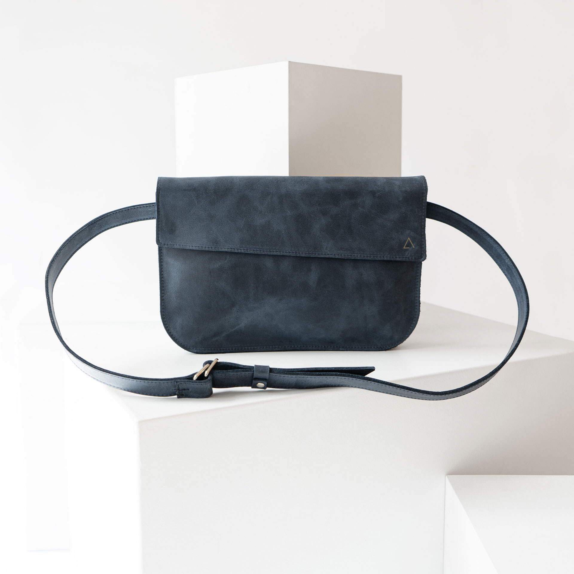 Crossbody Bag TEA Large in der Farbe Dunkelblau.