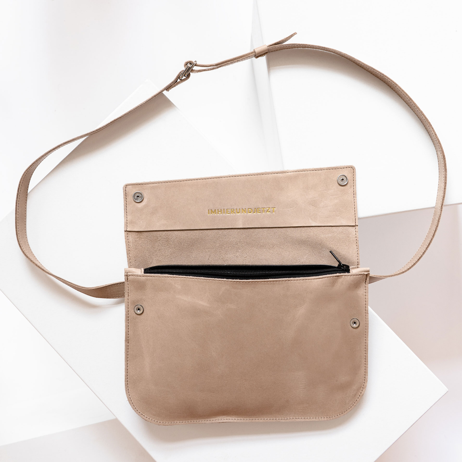 Crossbody Bag TEA Large in Hellbraun mit Prägung in Gold.