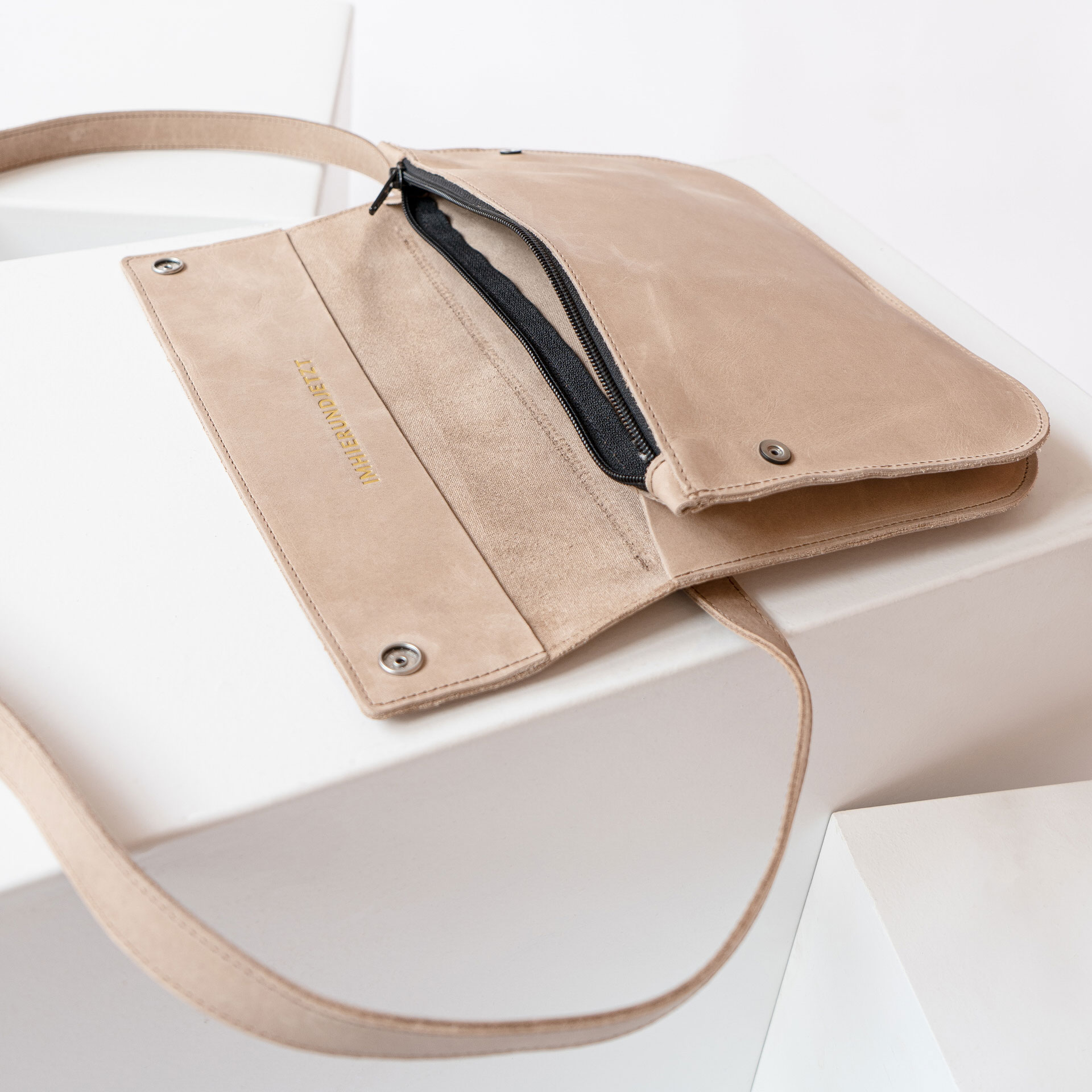 Crossbody Bag TEA Large in Hellbraun mit Prägung in Gold.