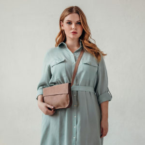 Model trägt Crossbody Bag TEA in der Farbe Hellbraun crossbody.
