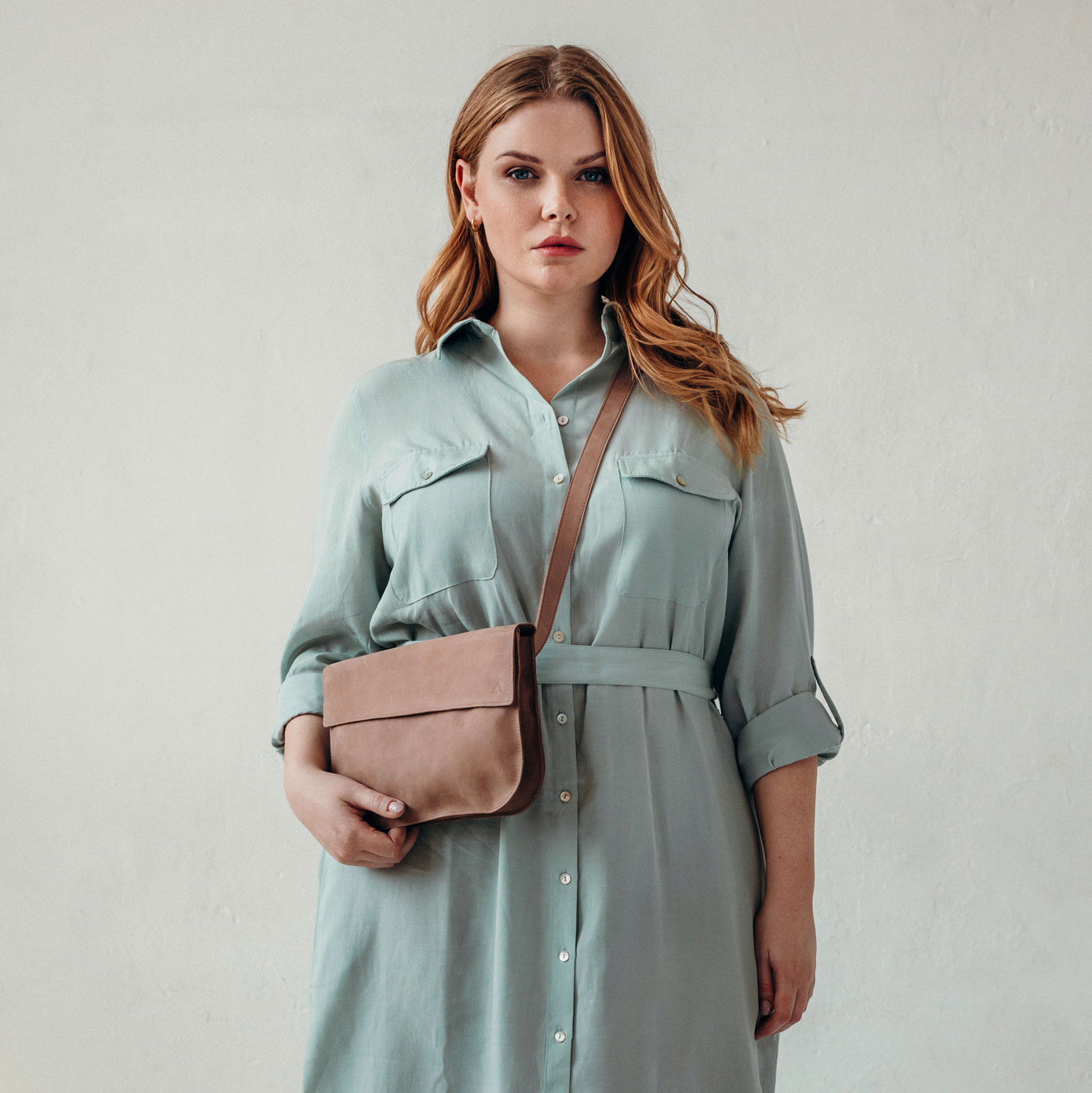 Model trägt Crossbody Bag TEA in der Farbe Hellbraun crossbody.