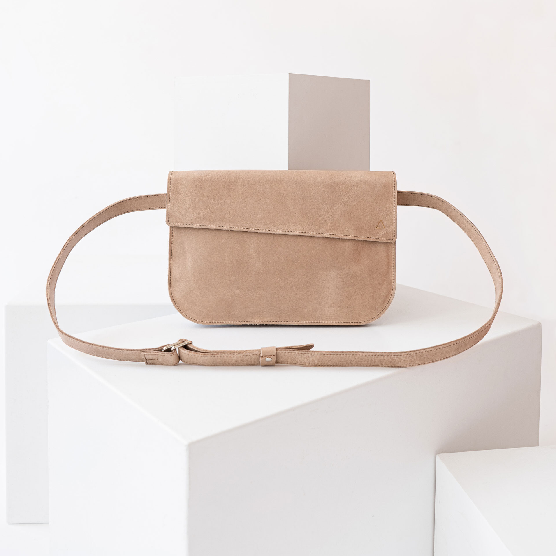 Crossbody Bag TEA Large in Hellbraun.