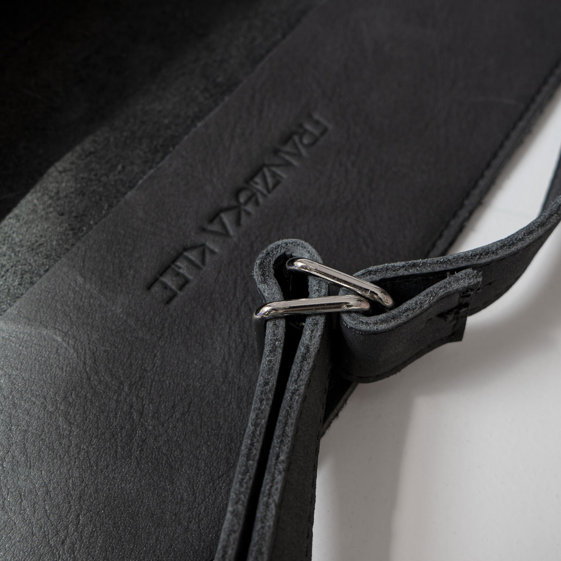 Detailaufnahme Crossbody Bag TEA Large in der Farbe Kohle.