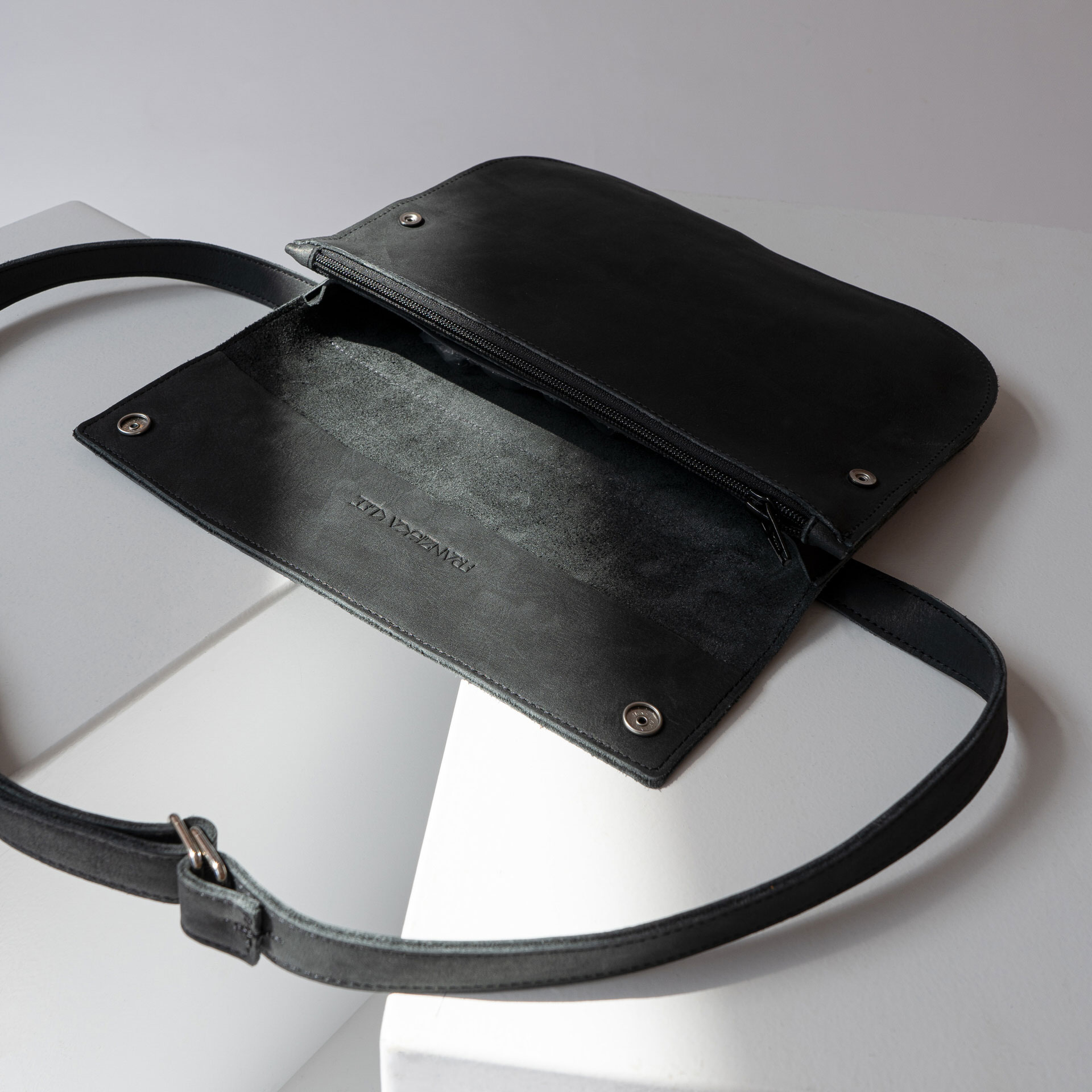 Crossbody Bag TEA Large in Kohle mit Prägung in Natur.