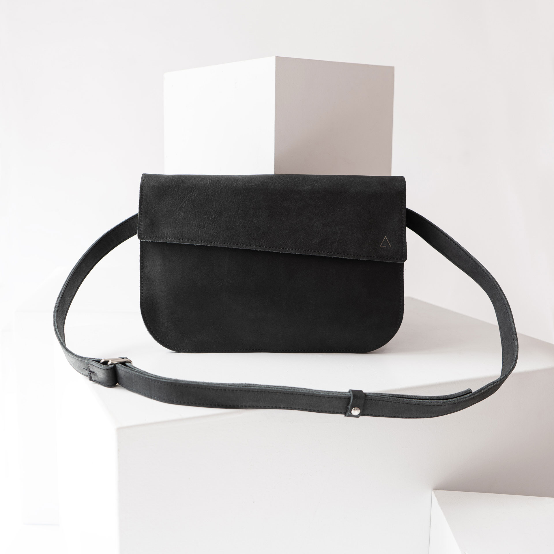 Crossbody Bag Tea Large in Kohle aus nachhaltigem Leder.