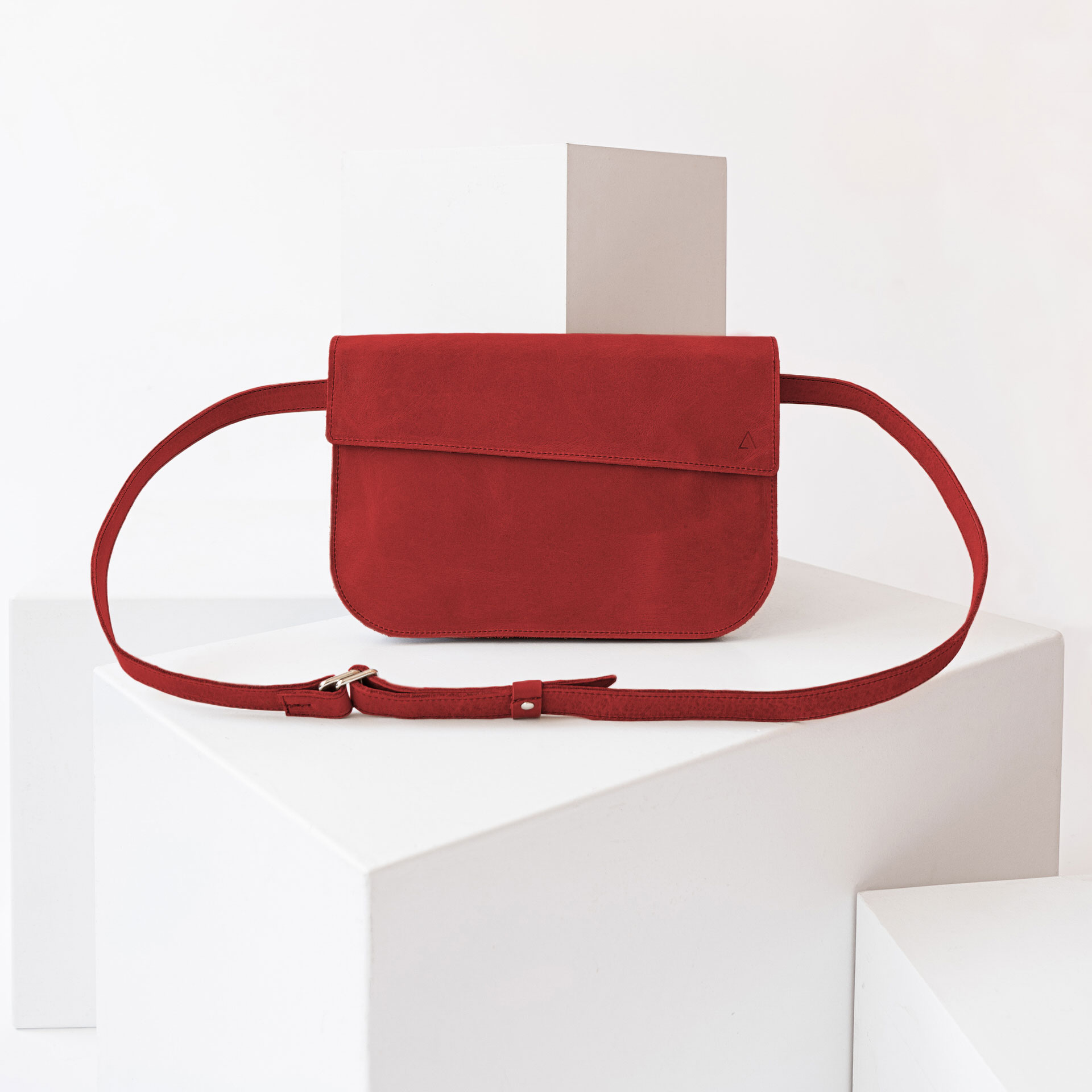 Crossbody Bag Tea Large in Rot aus nachhaltigem Leder.