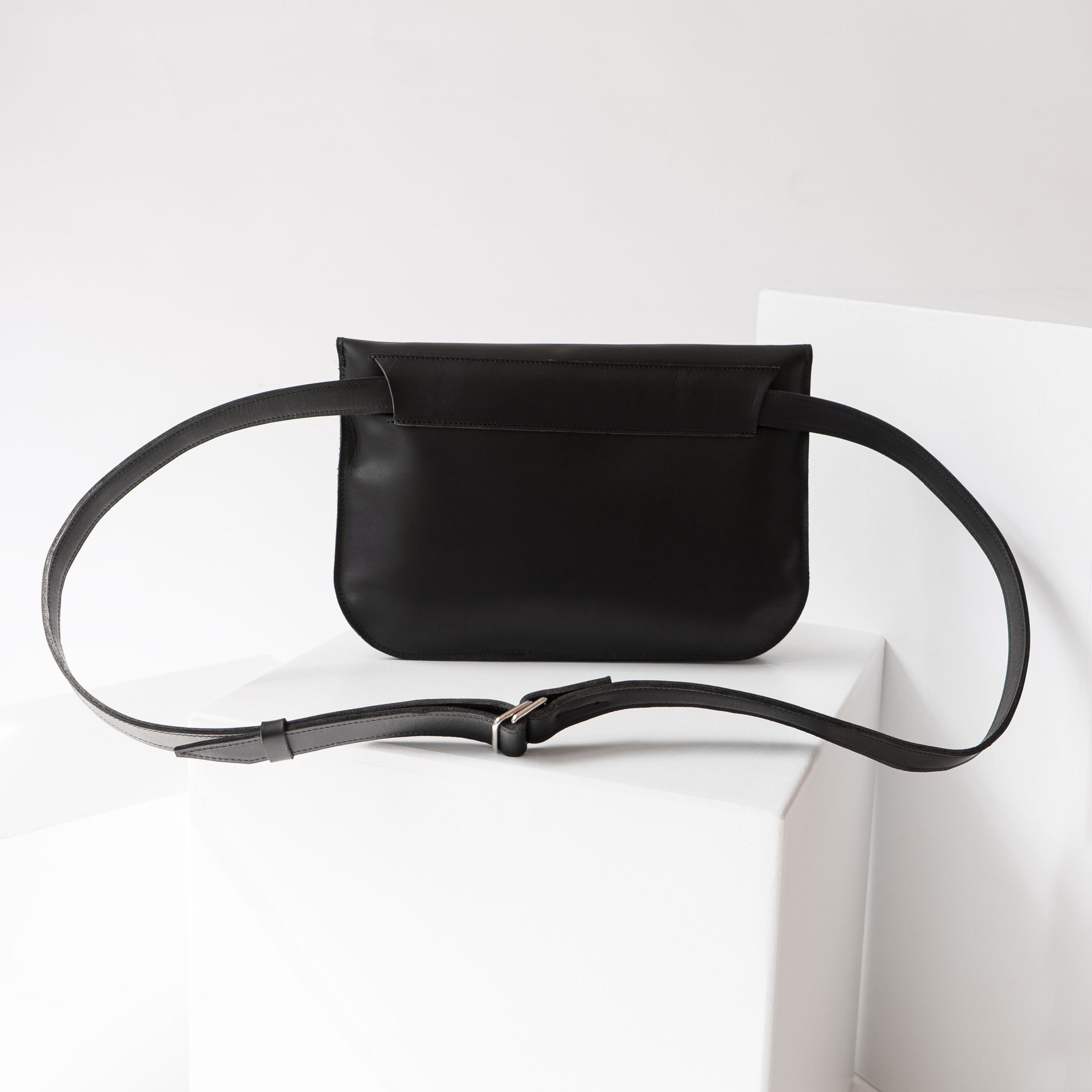 Crossbody Bag Tea Large in Schwarz geölt aus nachhaltigem Leder.