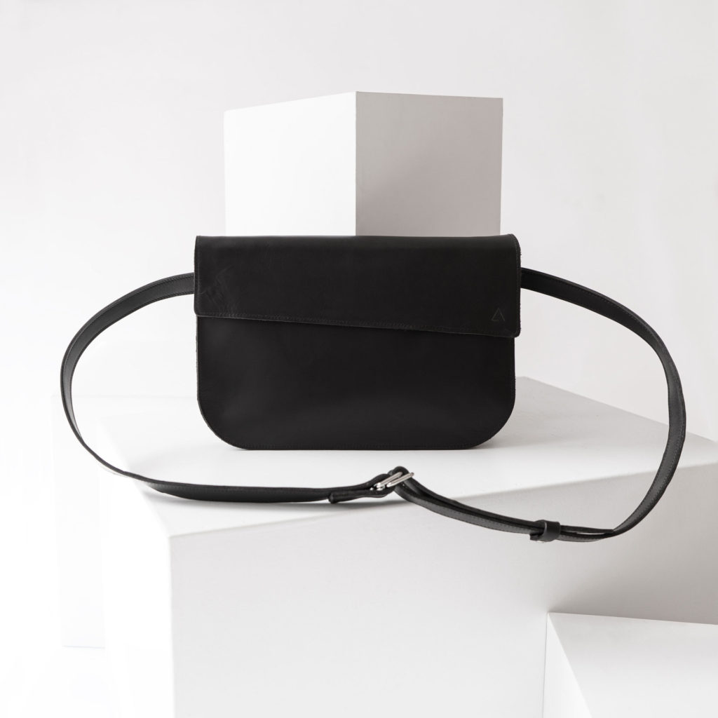 Crossbody Bag Tea Large in Schwarz geölt aus nachhaltigem Leder.