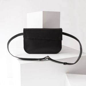 Crossbody Bag Tea Large in Schwarz geölt aus nachhaltigem Leder.